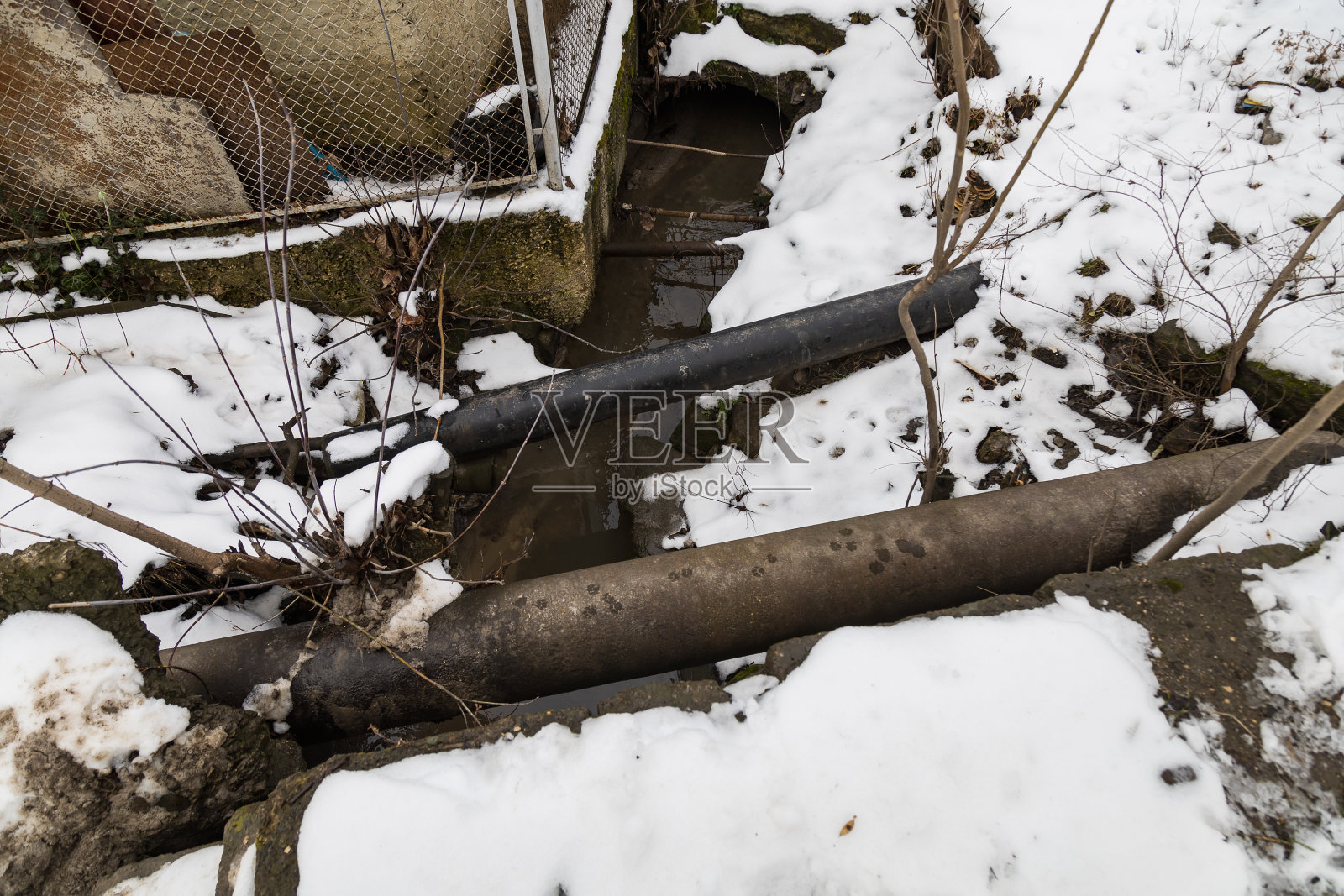 通讯管道在北方自然流淌。背景照片摄影图片