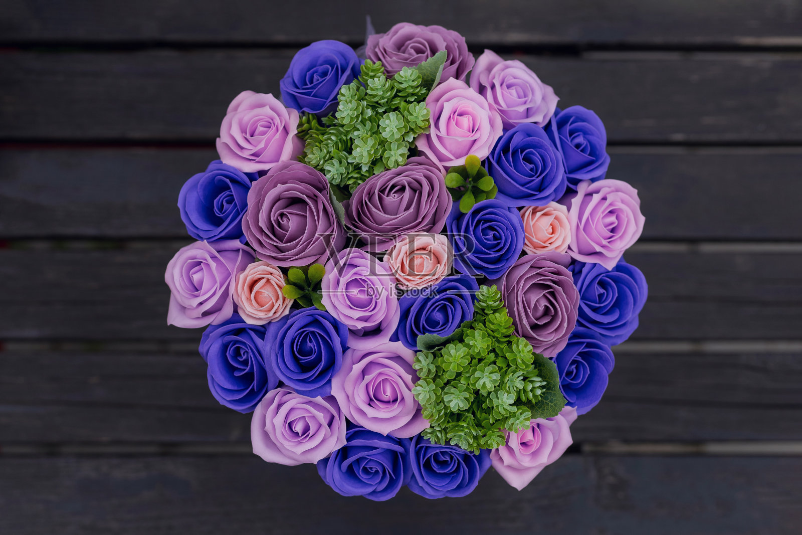 非常漂亮的礼品花束的人工装饰玫瑰。背景与文本的位置照片摄影图片