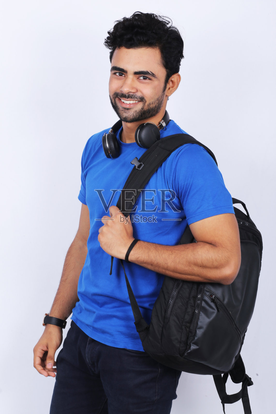 印度年轻男子,背着白色背景的背包照片摄影图片