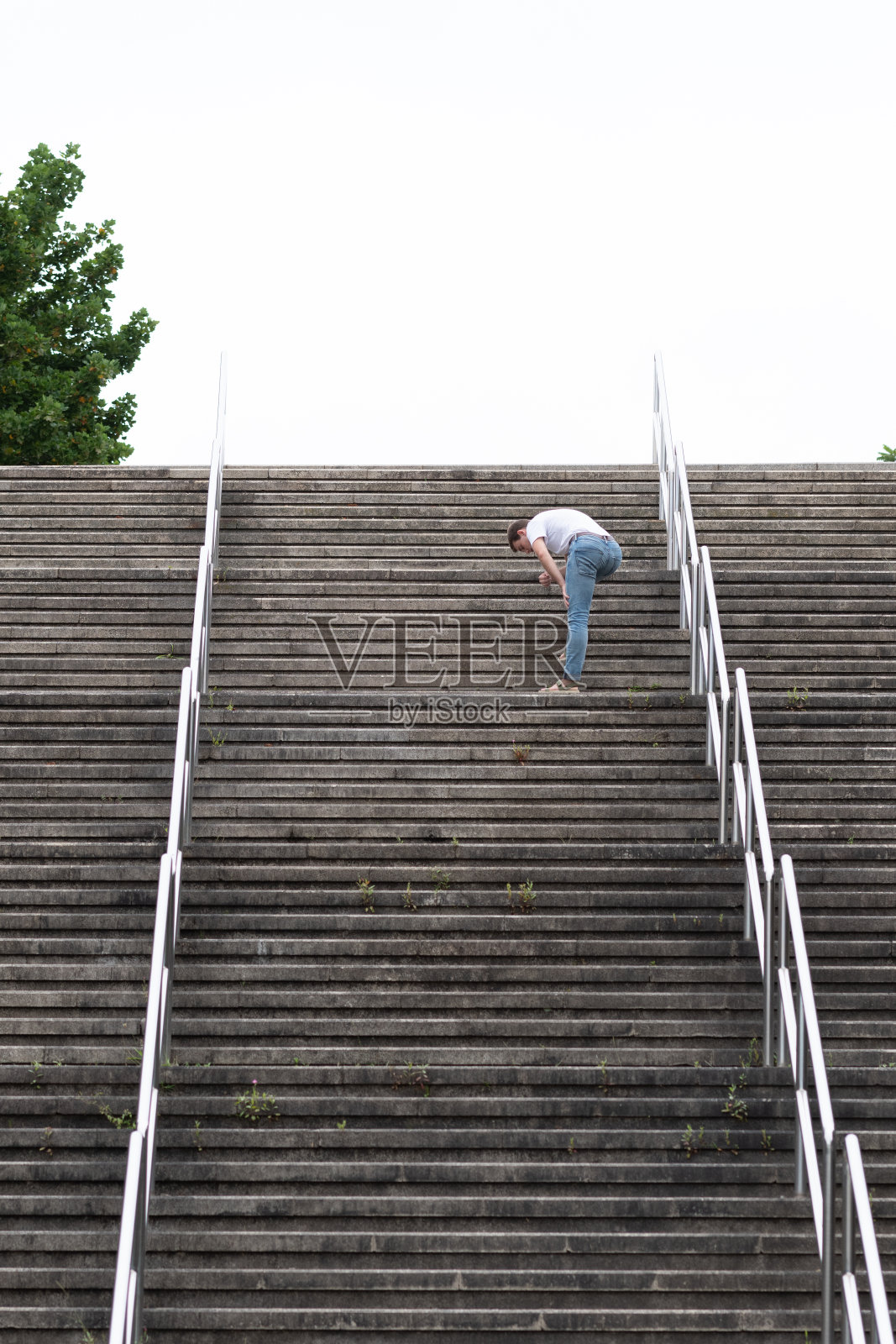楼梯上的疲惫男人照片摄影图片