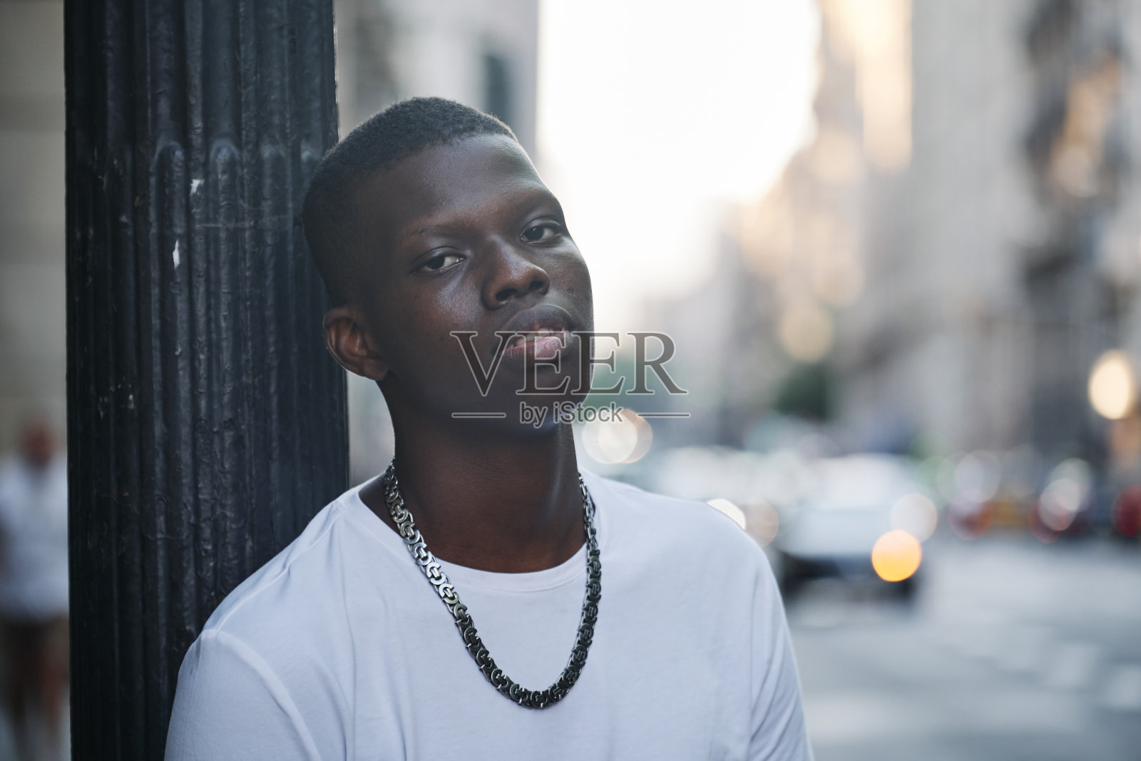 城市里一个黑人男孩的肖像-概念肖像照片摄影图片