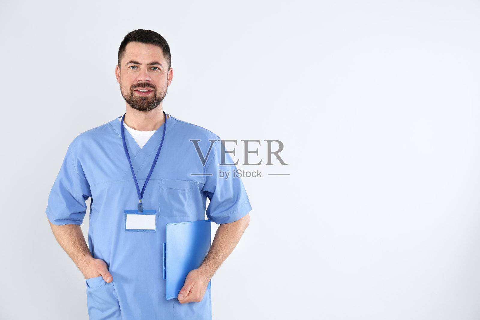 成熟的医生的肖像与剪贴板上的白色背景照片摄影图片