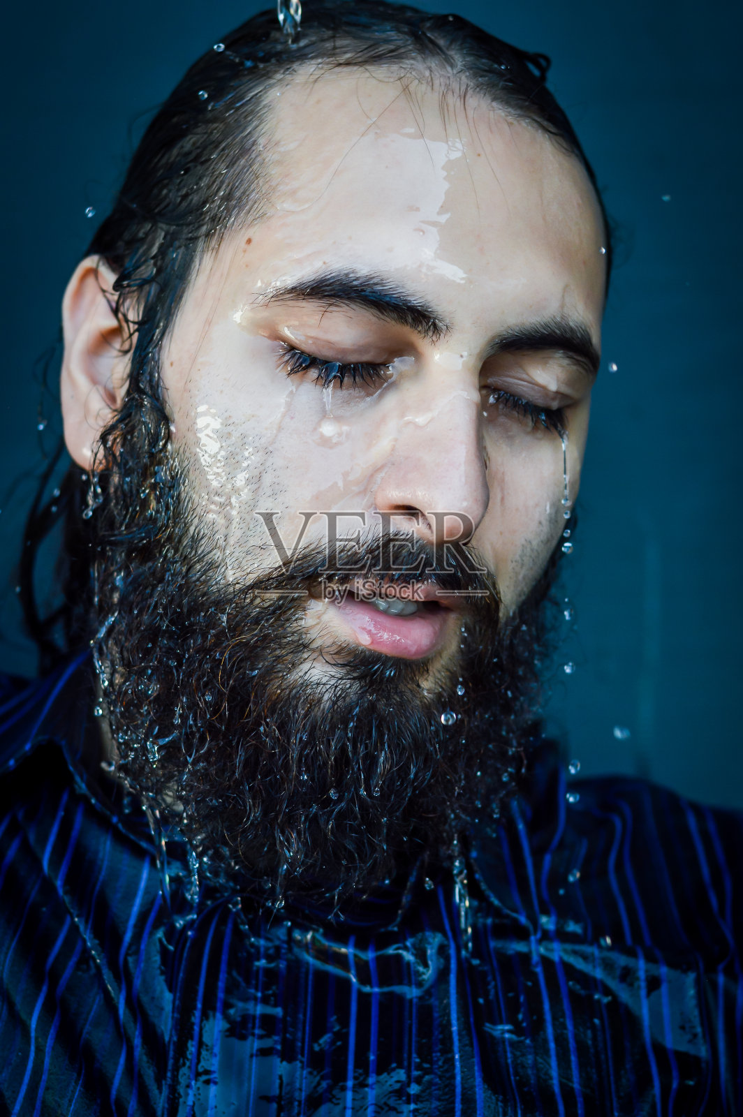 年轻留胡子的男人往头上浇水特写照片摄影图片