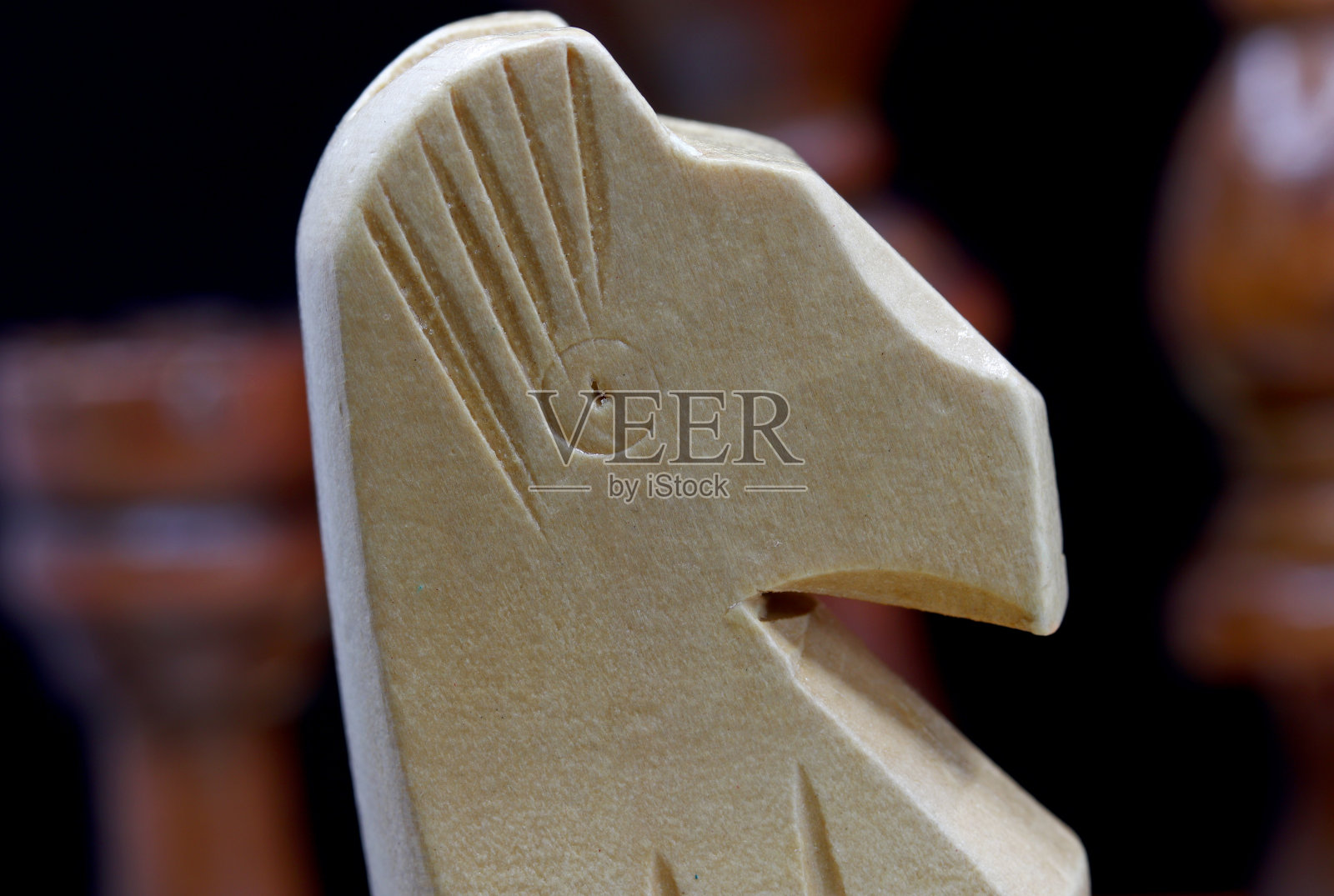 特写象棋棋子在黑色背景照片摄影图片