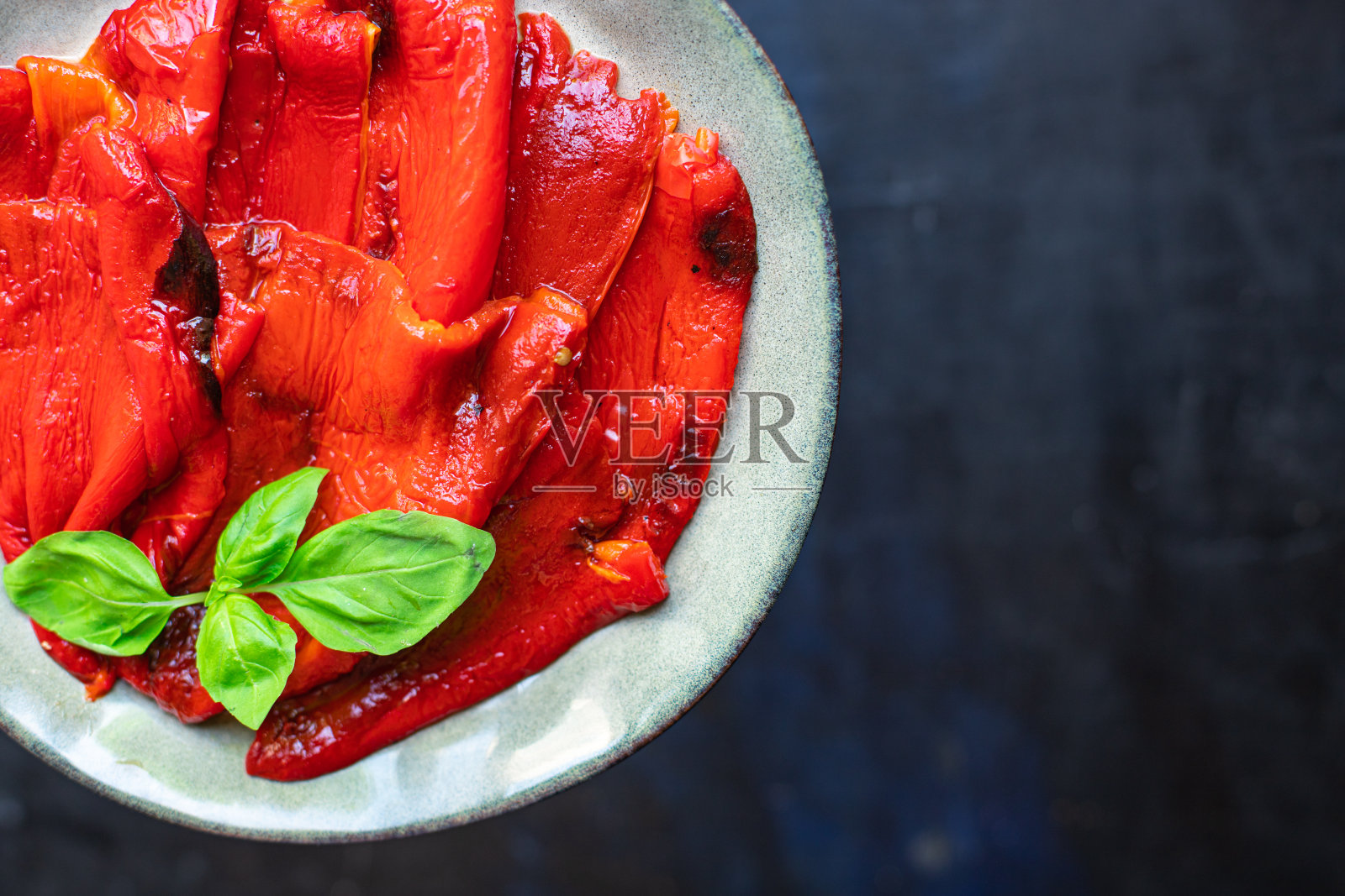 烤辣椒,烤蔬菜,新鲜的部分,准备吃的饭,小吃在桌上复制空间食物背景质朴。俯视图生酮或旧石器饮食素食或素食食品照片摄影图片