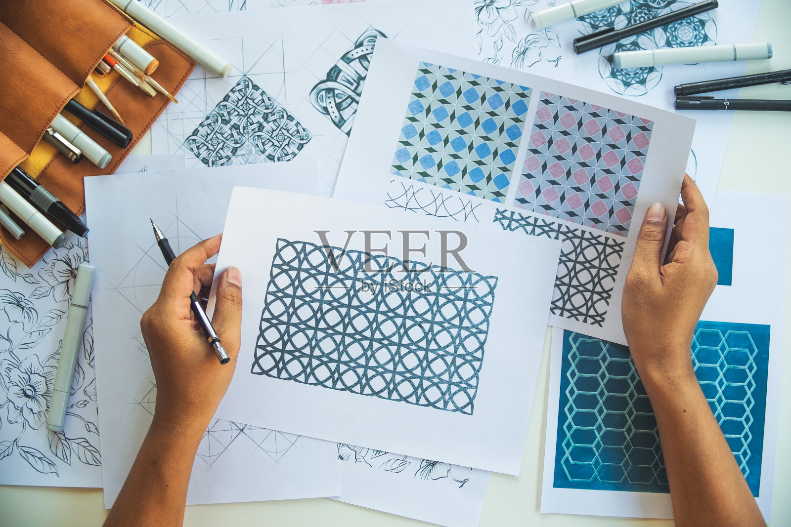 设计师设计图纸素描图案几何花无缝壁纸织物纺织时尚行业。艺术设计工作室。照片摄影图片