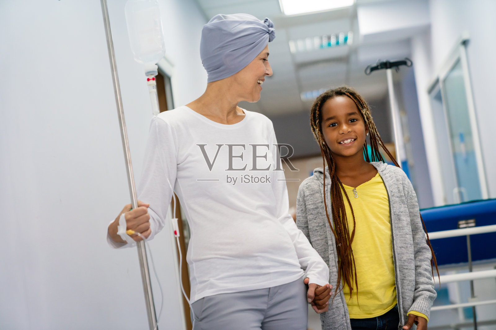 在家人的支持下与癌症抗争的老年妇女。接受癌症化疗的妇女。照片摄影图片