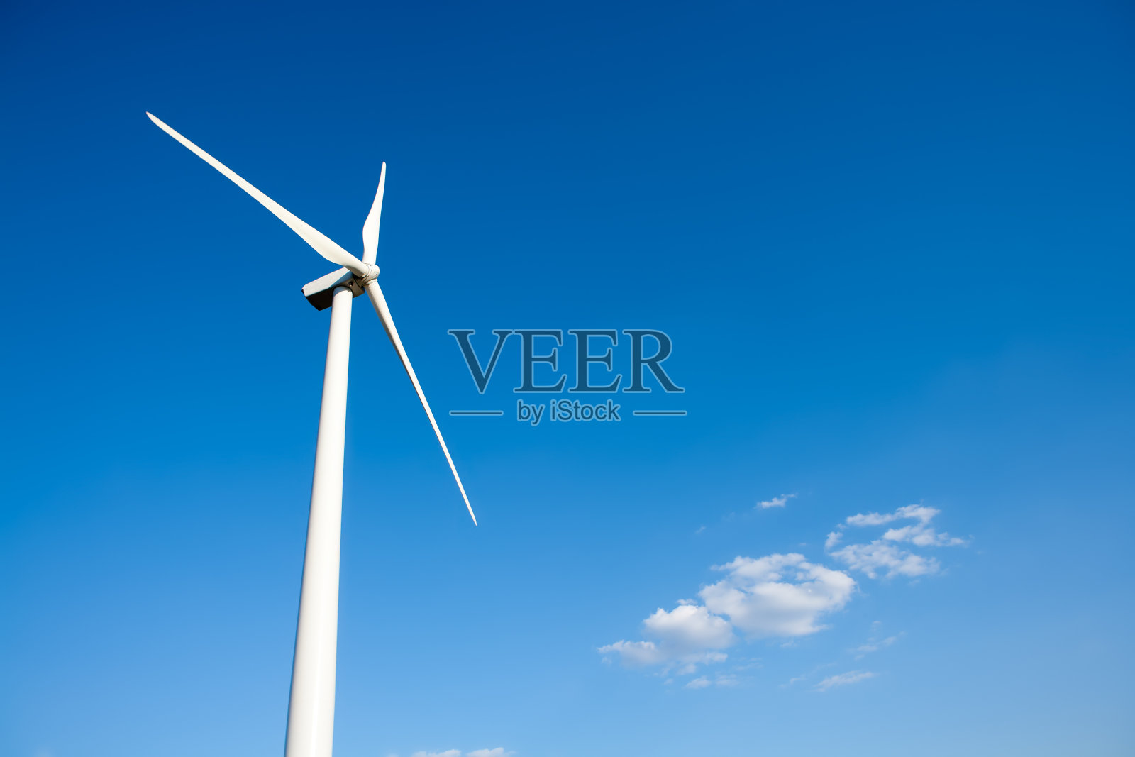 蓝天下的风力发电机风车照片摄影图片