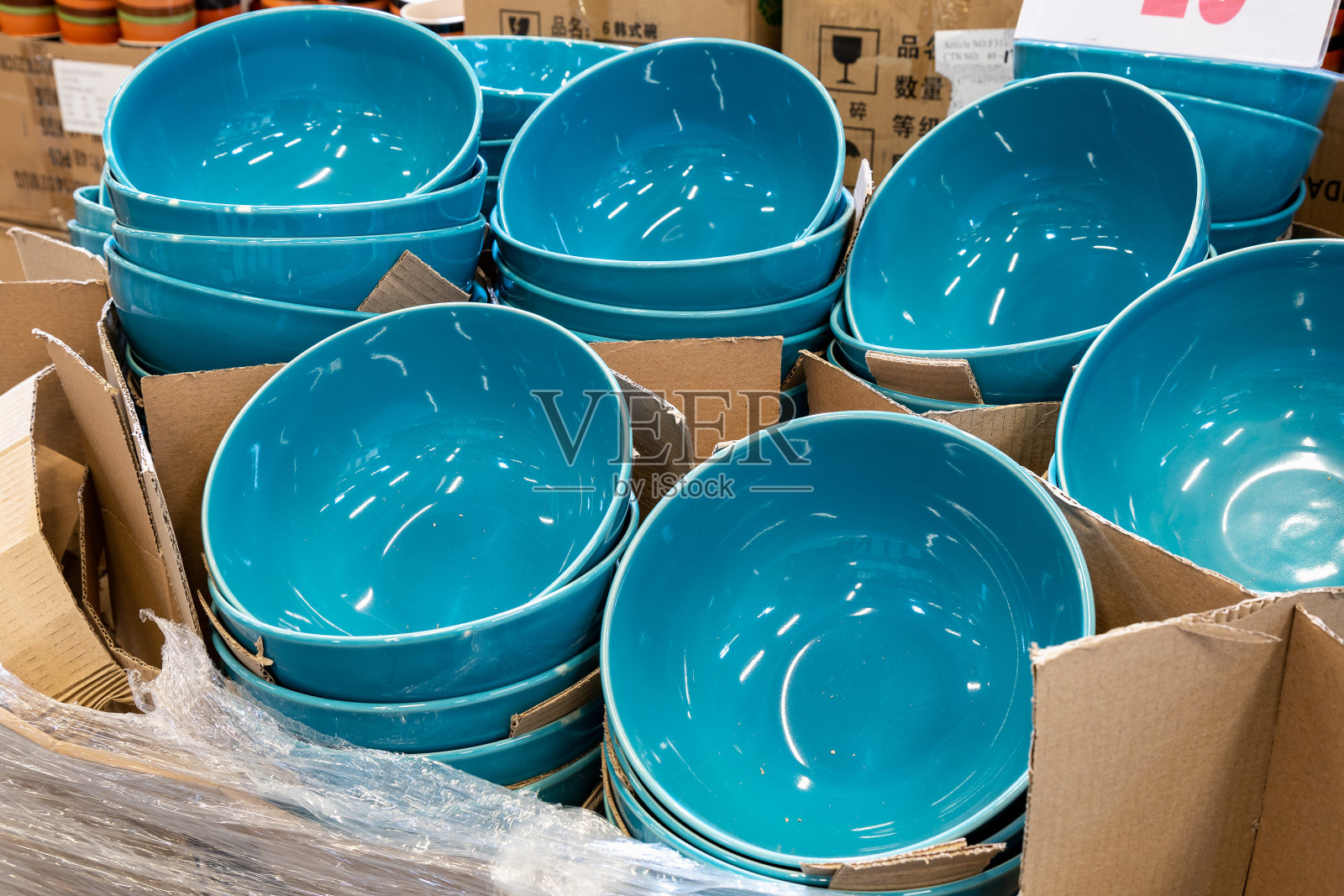 自助服务商店的盘子和餐具。背景照片摄影图片