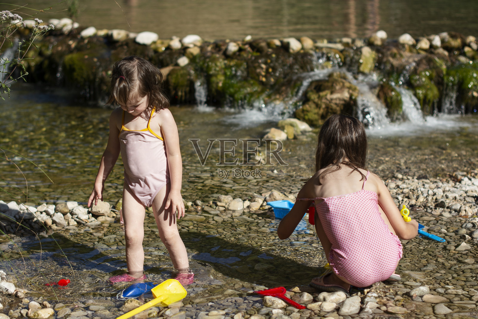 孩子们在河里玩耍照片摄影图片
