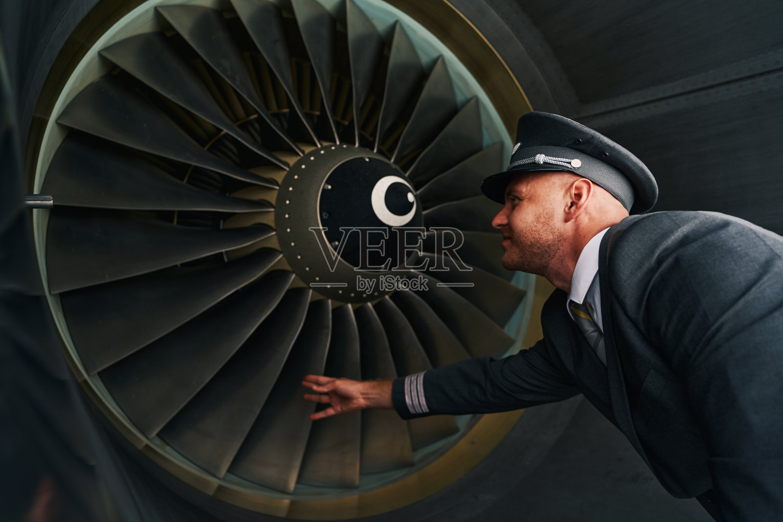 专业飞行员在起飞前检查涡扇发动机照片摄影图片