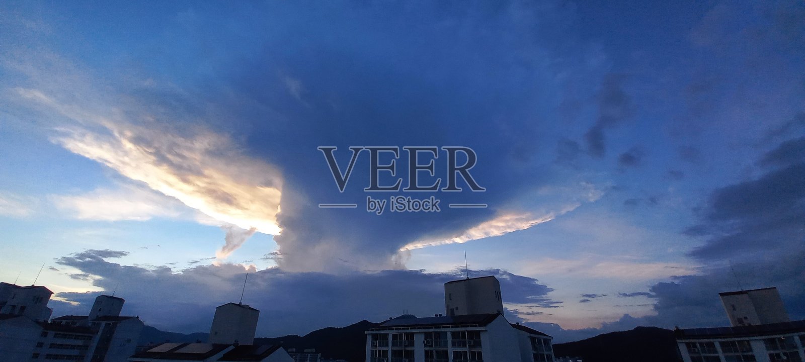 漏斗状的云照片摄影图片