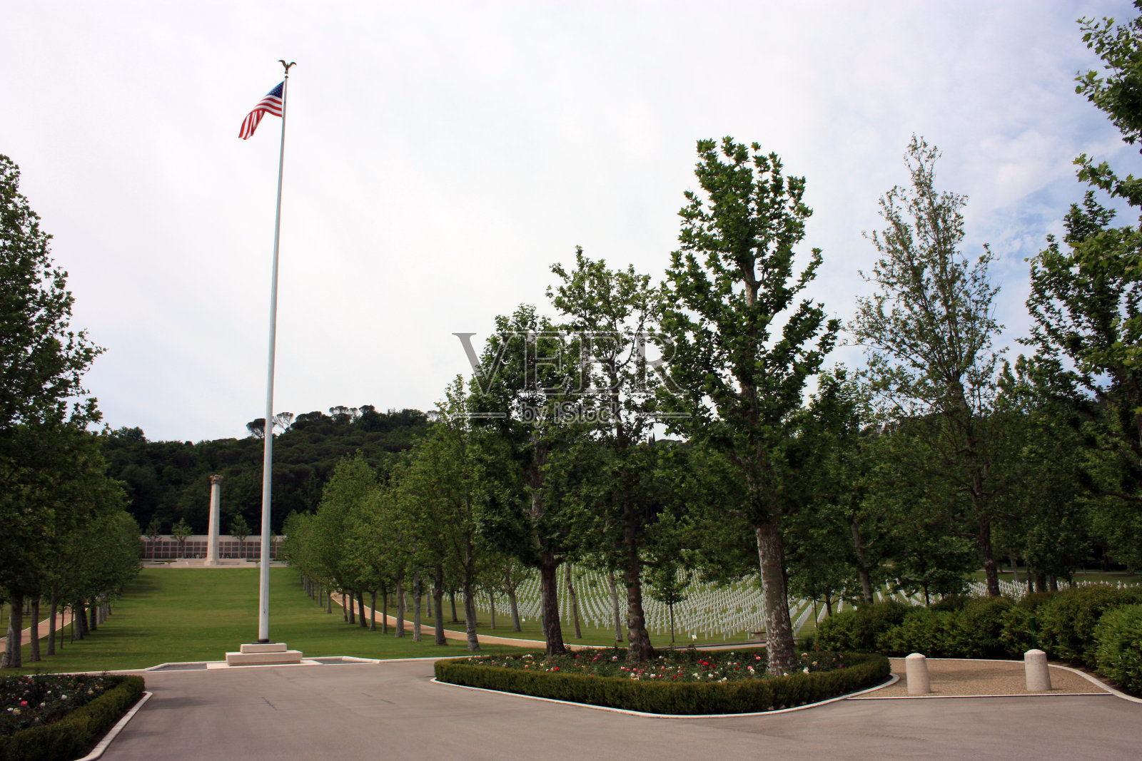 这张照片拍摄的是二战美军公墓,在佛罗伦萨美丽的绿色草坪下,阵亡士兵的十字架正在安息照片摄影图片