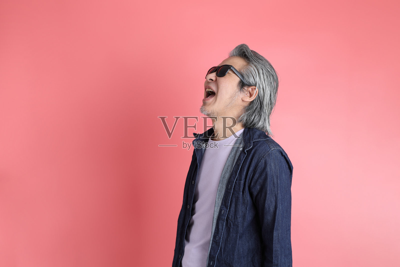 男人在粉红色的照片摄影图片