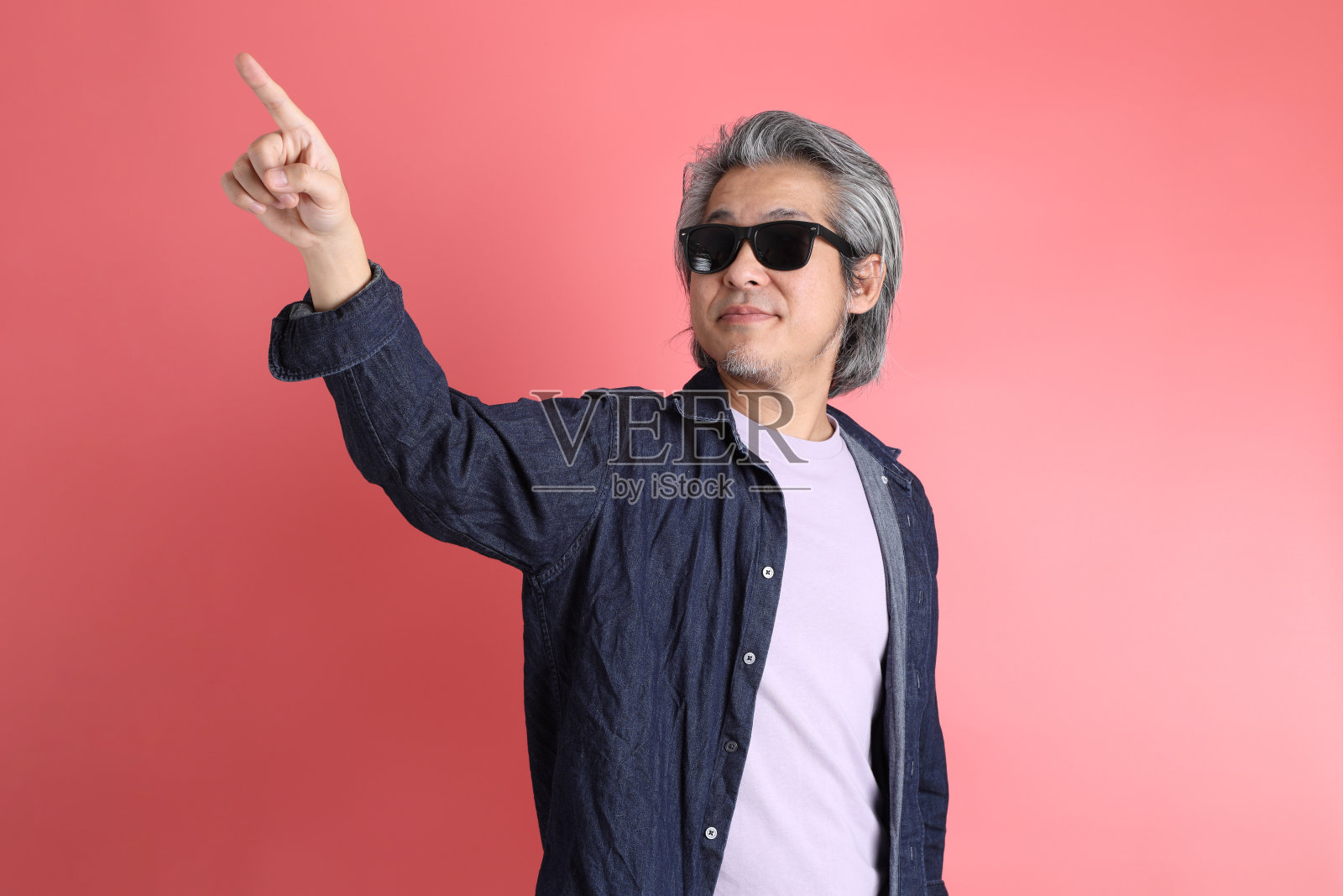 男人在粉红色的照片摄影图片