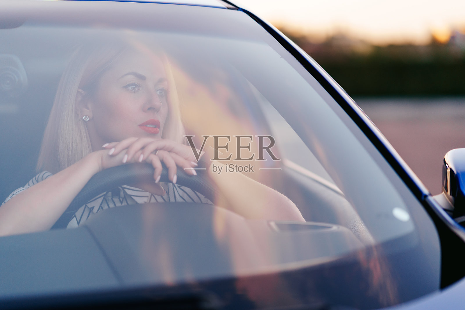 一个女人开车,从前窗看照片摄影图片