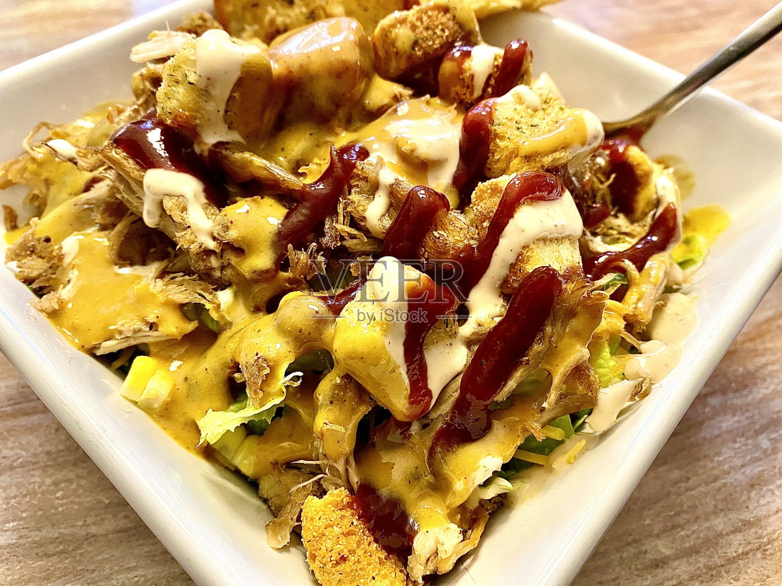 烧烤碎肉沙拉照片摄影图片