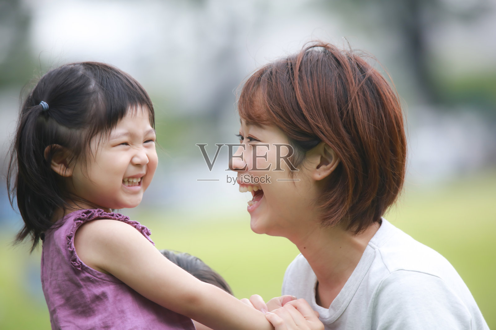 微笑的父母和孩子照片摄影图片