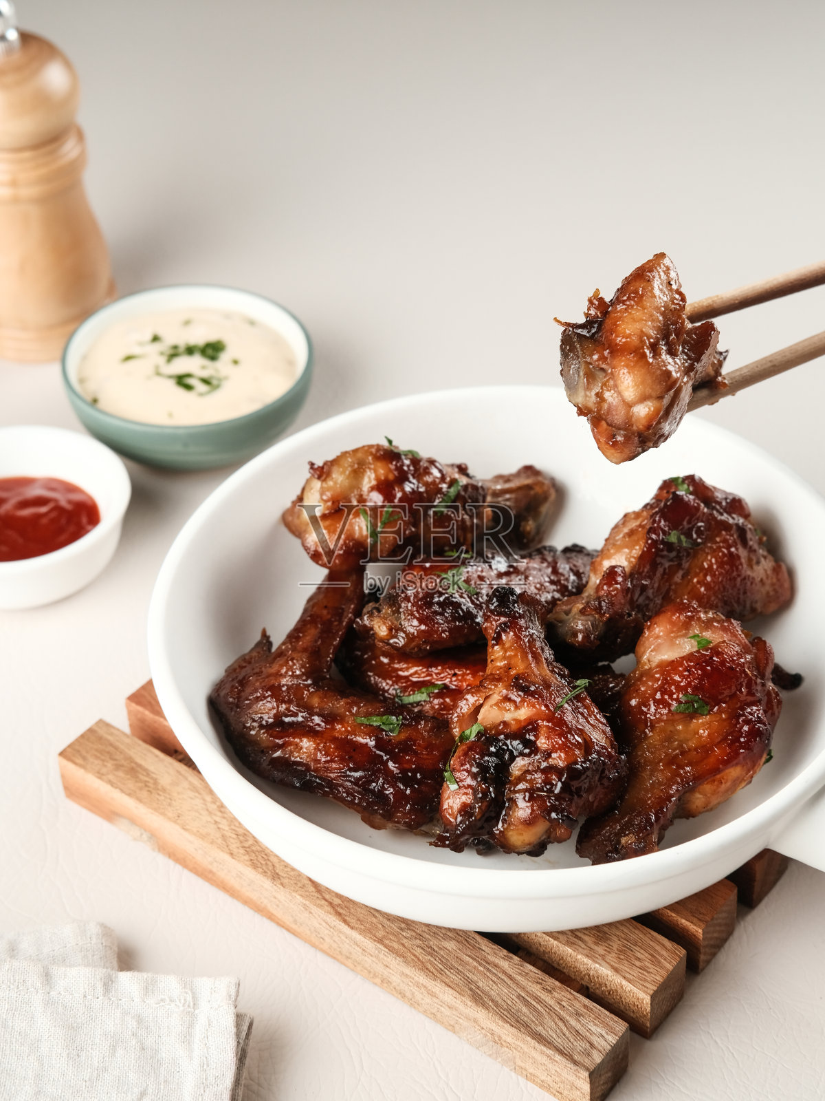 烤鸡翅,盘中有香料。照片摄影图片