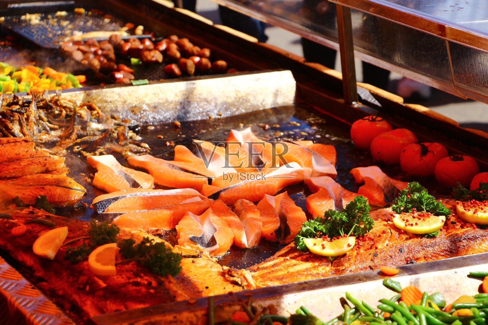 阳光明媚的初夏,芬兰赫尔辛基市中心照片摄影图片