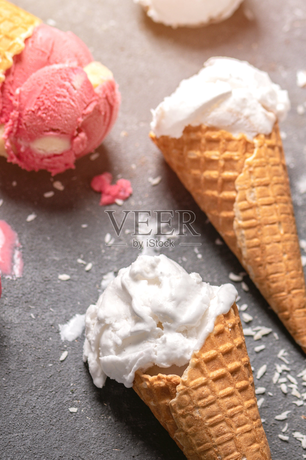 华夫饼甜筒里的各种冰淇淋勺照片摄影图片