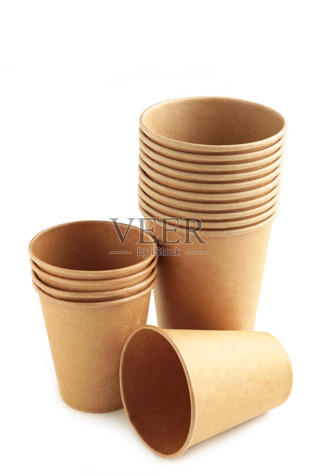 一次性纸杯隔离在白色背景与复制空间。咖啡的概念。照片摄影图片