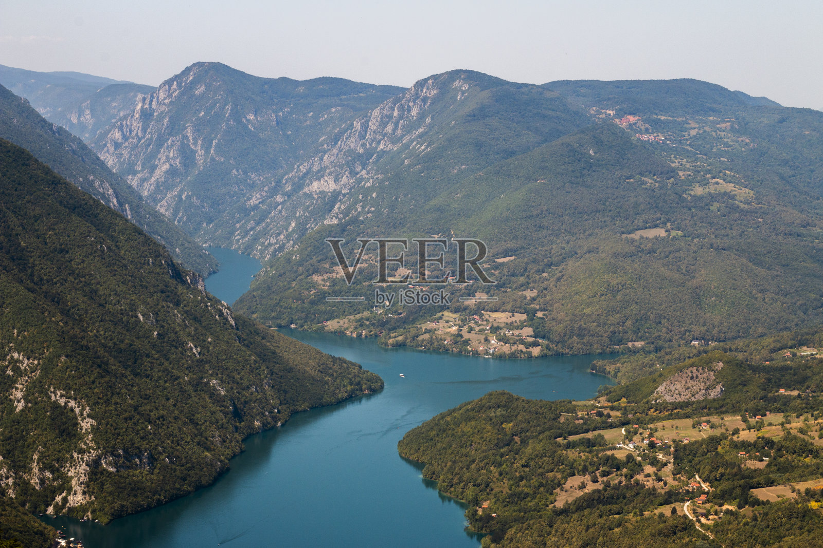 美丽的河流和山脉背景照片摄影图片