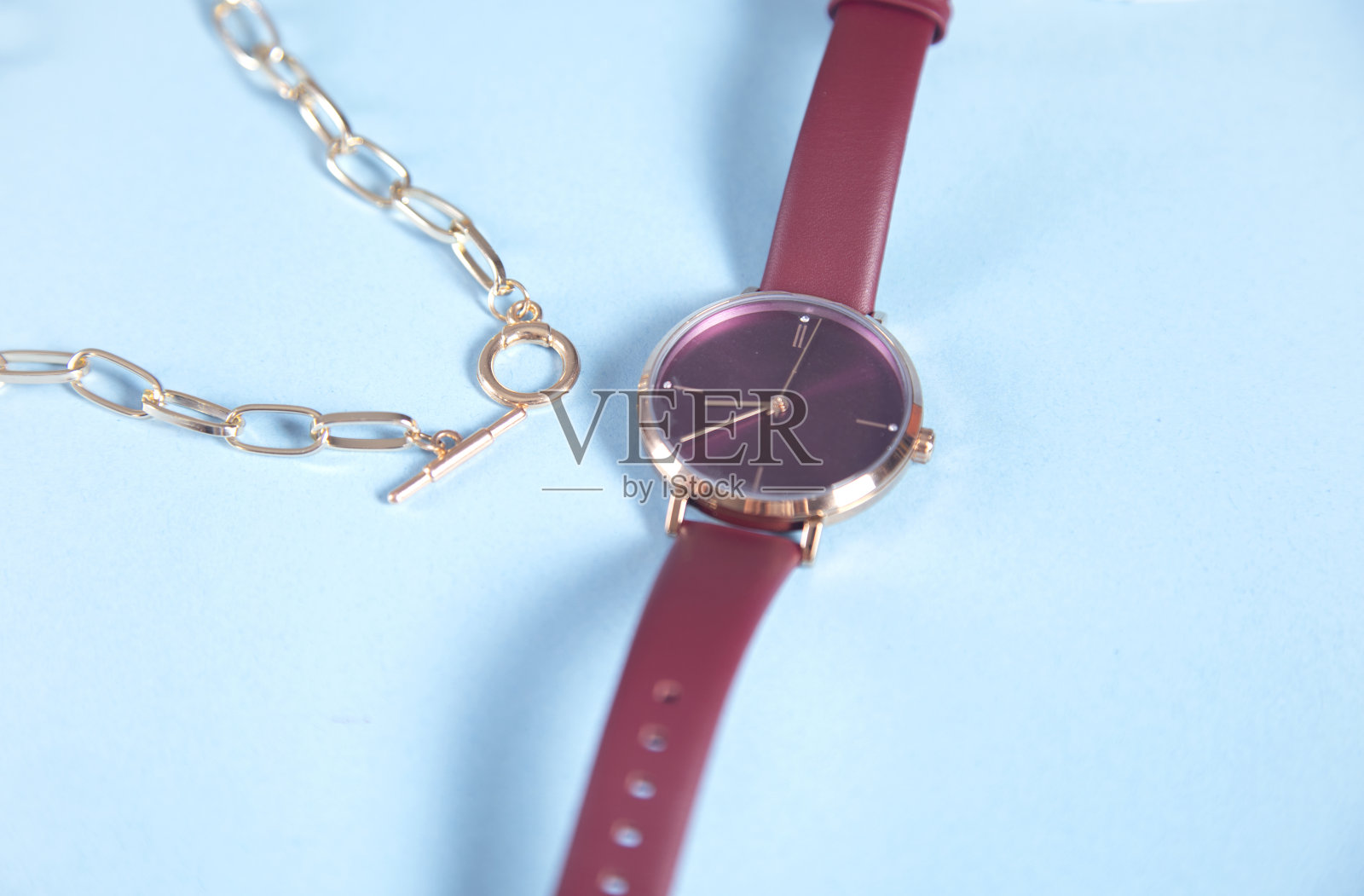 项链和时尚手表照片摄影图片