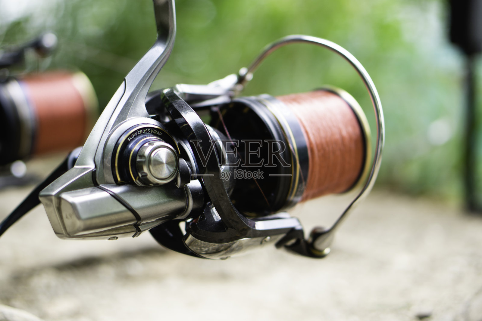 码头边的钓竿和卷轴。照片摄影图片