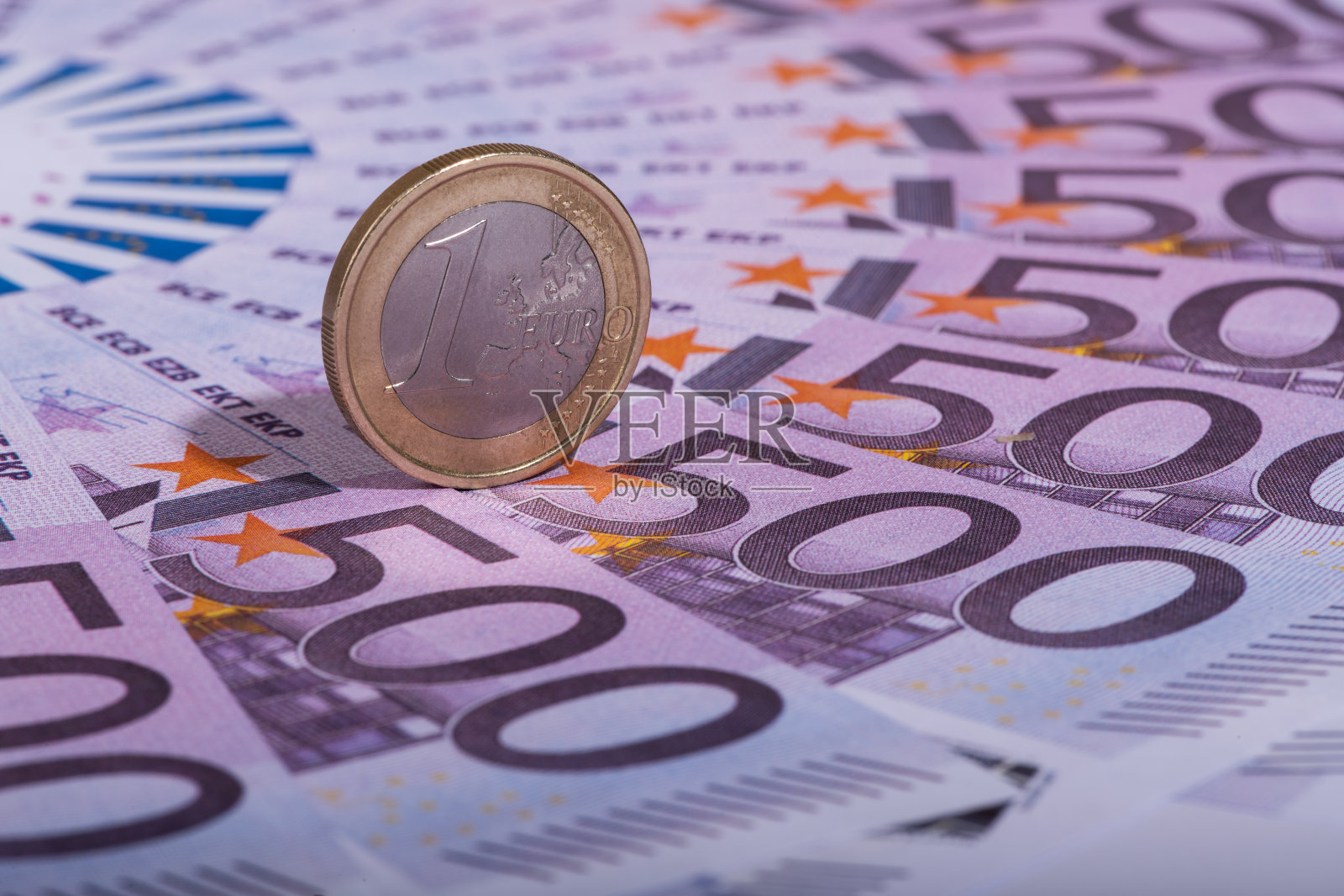 1欧元硬币与500欧元纸币的背景照片摄影图片