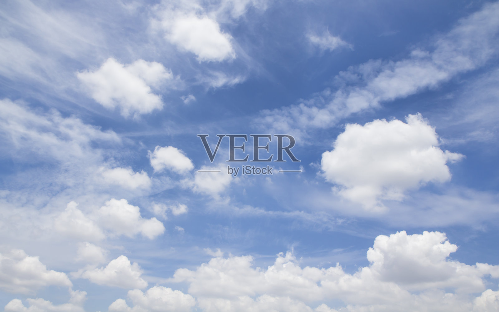 大气使天空乌云密布。为了说明照片摄影图片