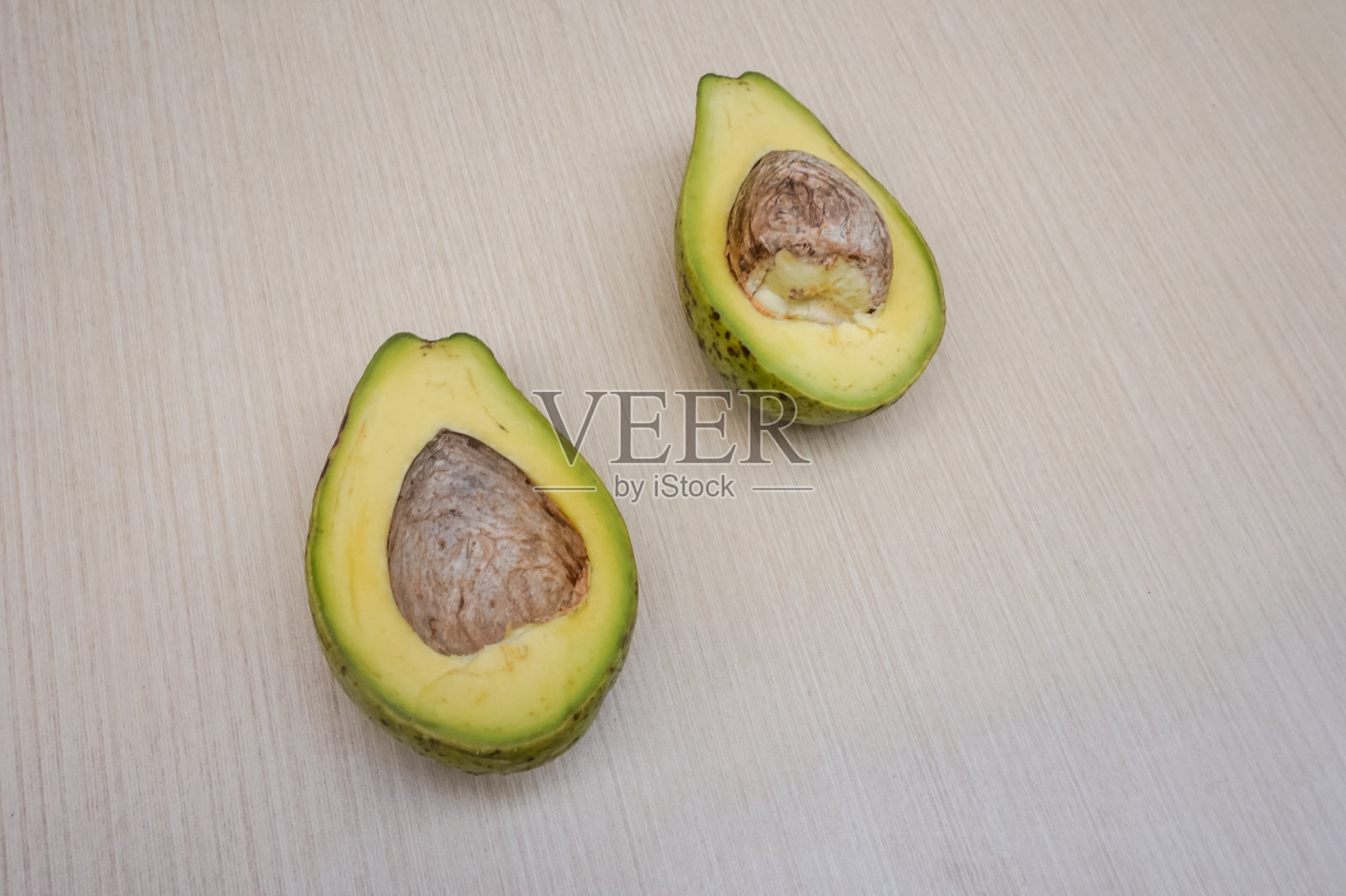 木桌上放着鳄梨照片摄影图片