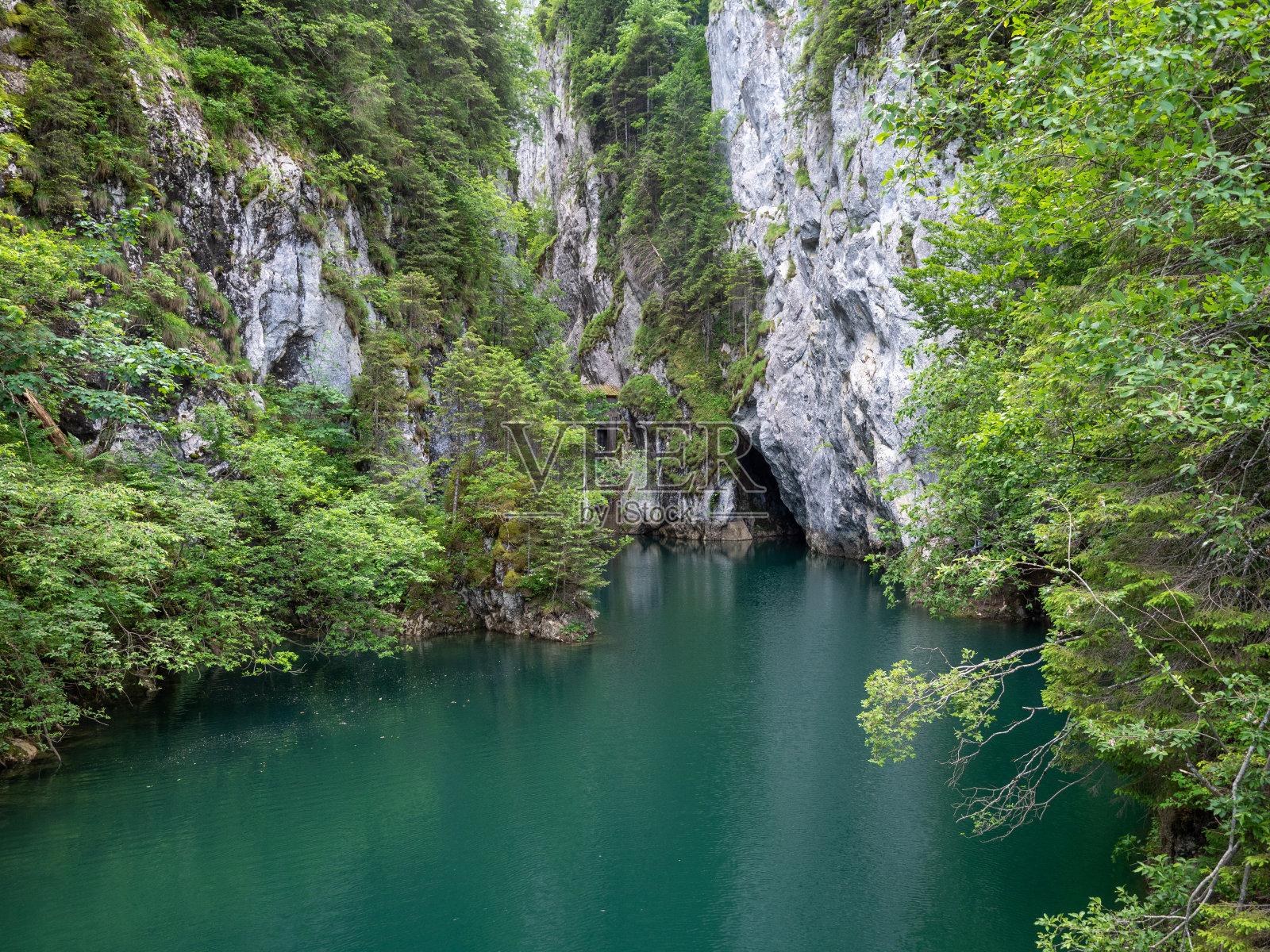 罗马尼亚布塞吉山区的斯克罗波萨湖照片摄影图片