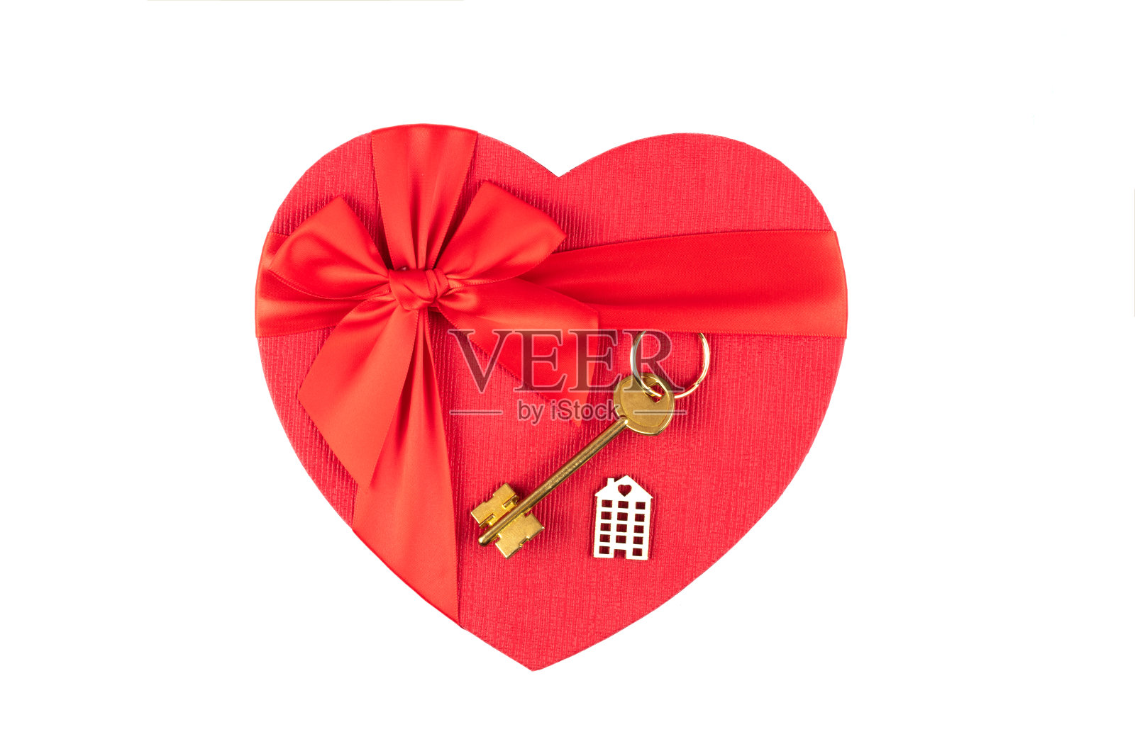 心形礼盒,小木屋,白色背景上的金钥匙照片摄影图片
