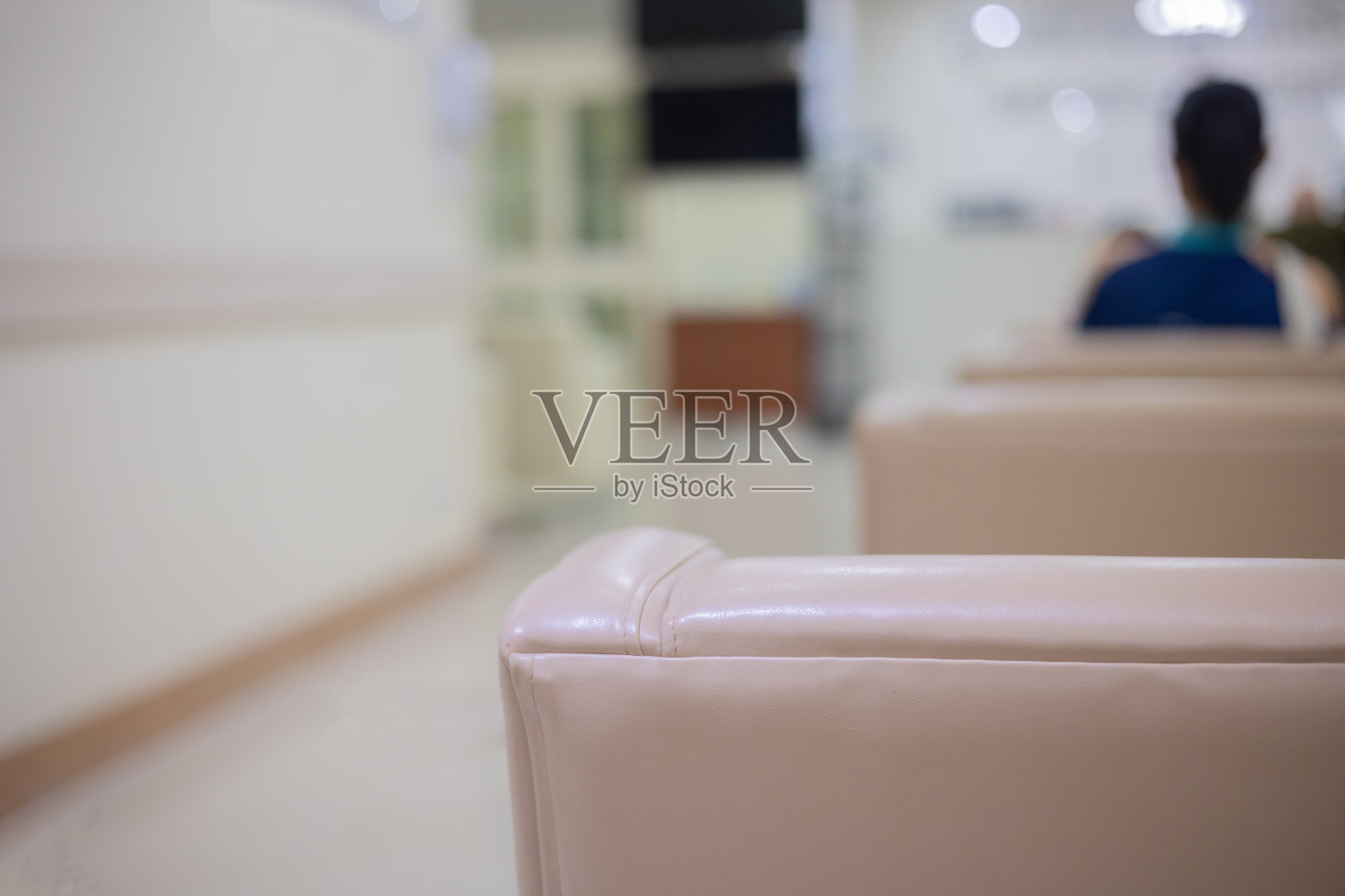 医院大堂的后视镜和有选择性聚焦的仿座空间,有很多人坐着等医生,展现了美丽的透视通道空间,作为医疗背景。照片摄影图片