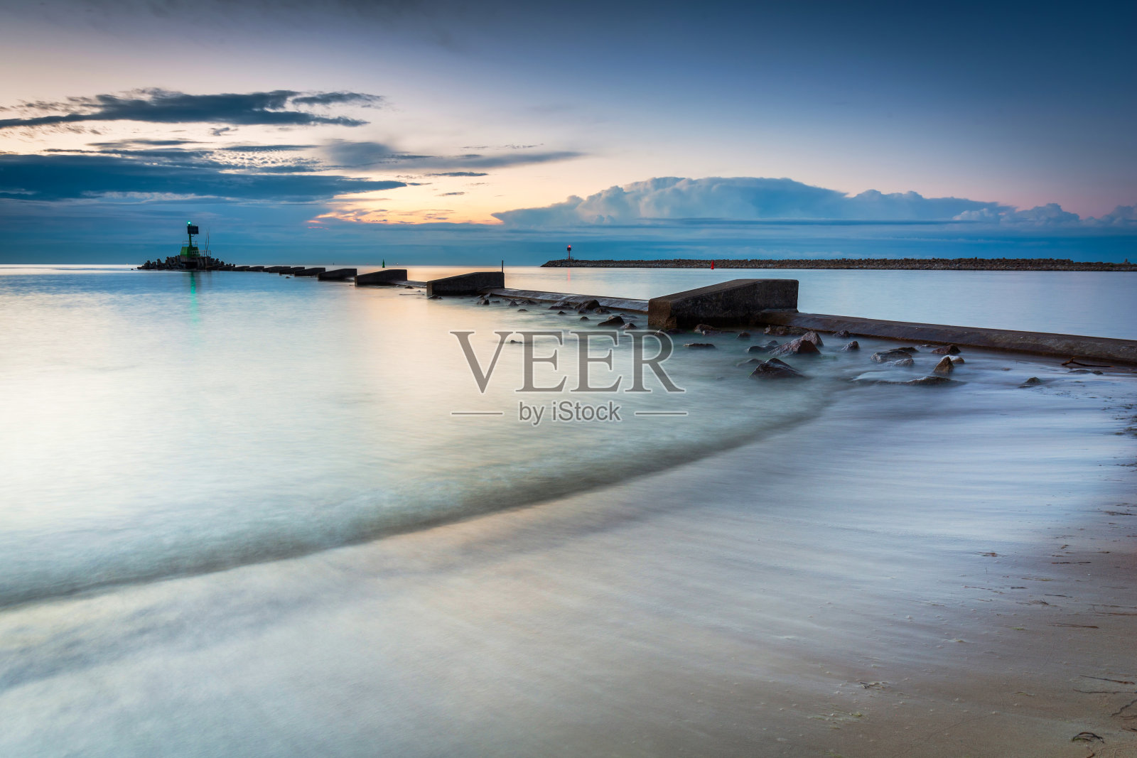 格但斯克波罗的海海滩上美丽的日落照片摄影图片