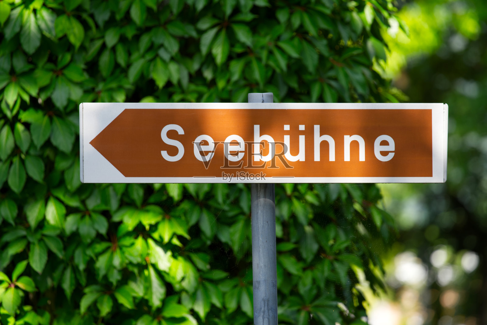 指示布雷根茨湖阶段方向的标志。照片摄影图片