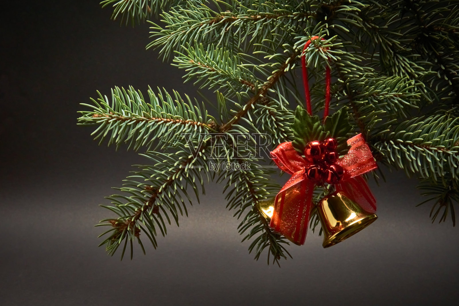 黑色背景上有铃铛的圣诞装饰。照片摄影图片