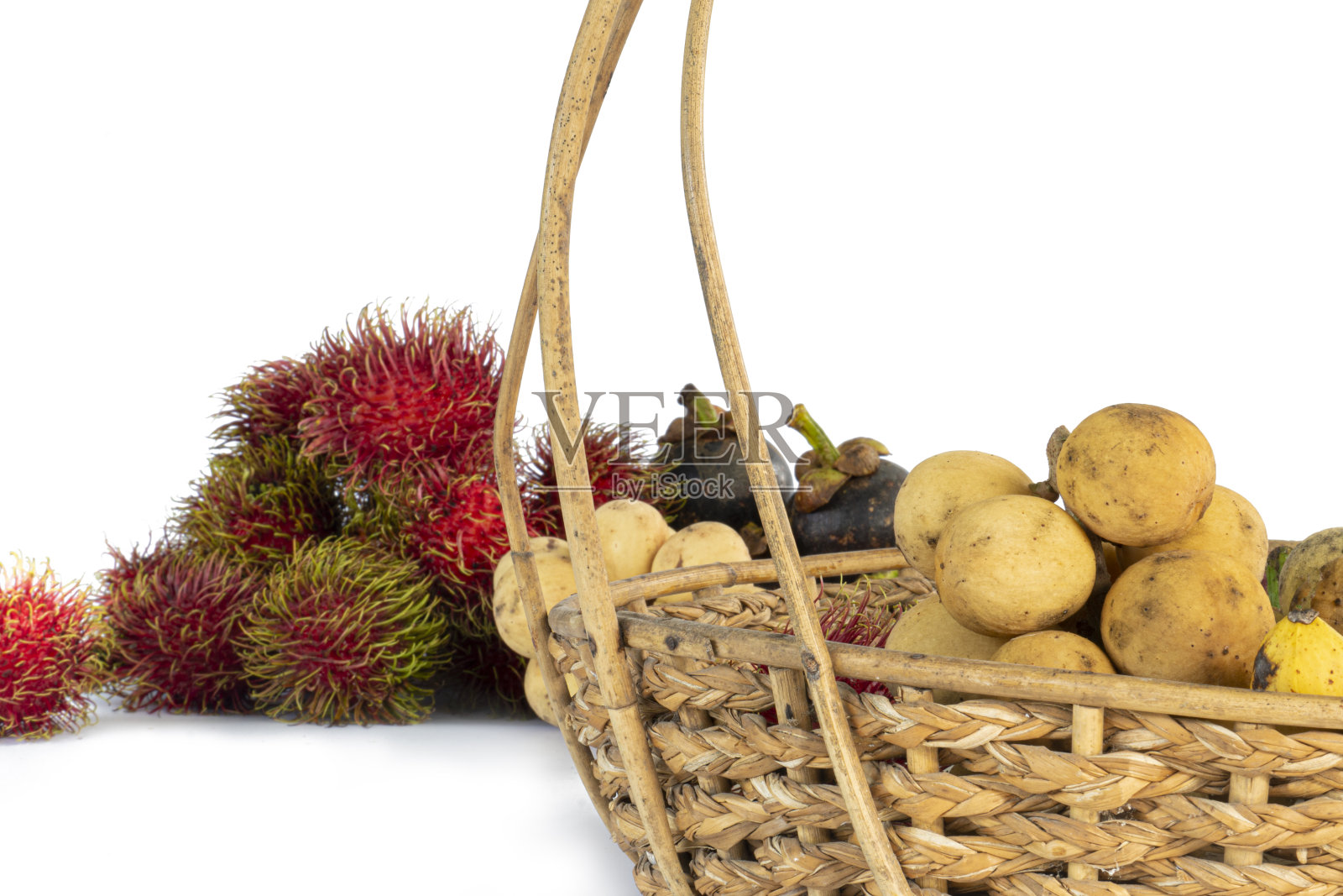 果篮由龙岗装在藤篮内组成。照片摄影图片