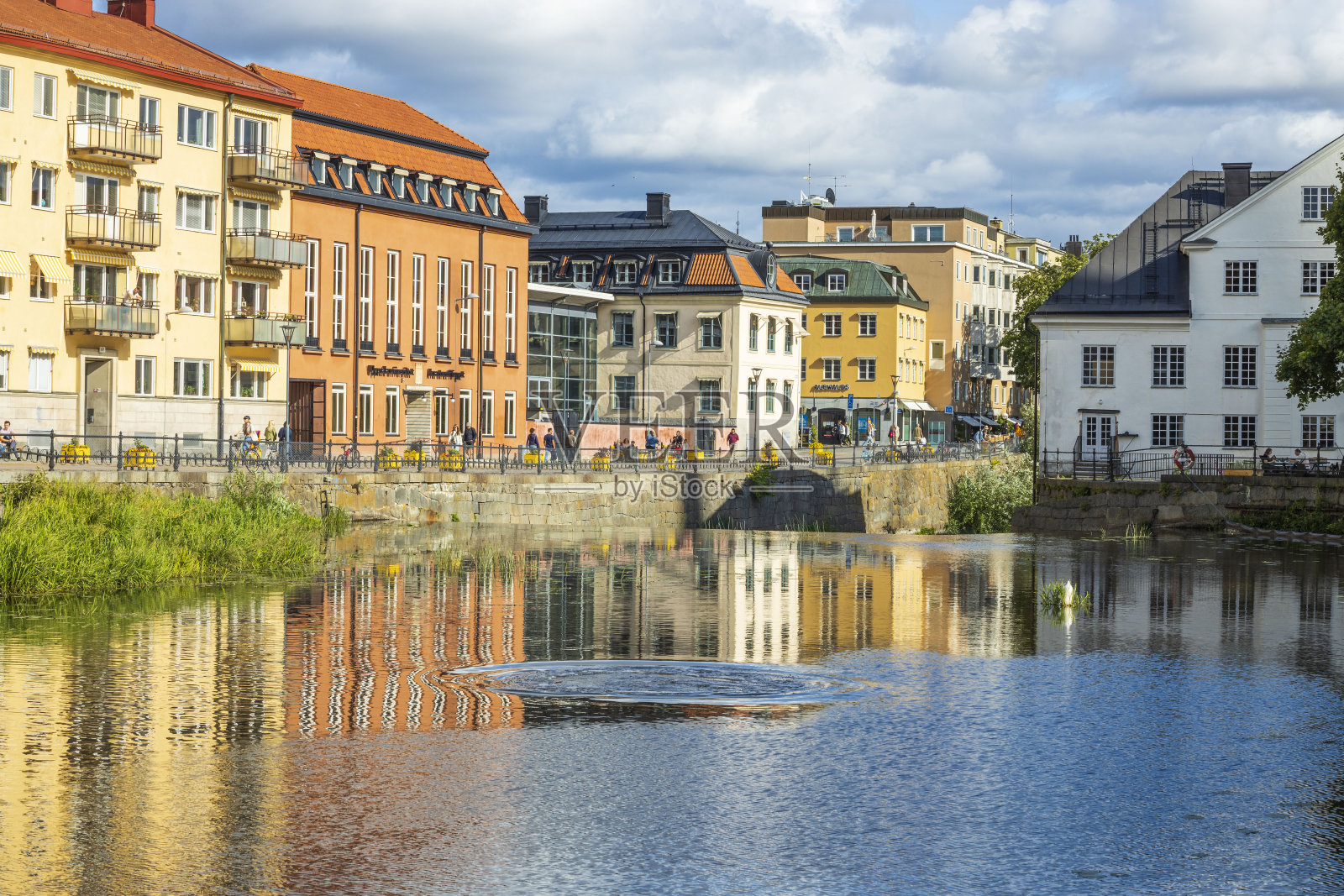 从河边欣赏城市美景。瑞典乌普萨拉,欧洲。美丽的背景。照片摄影图片