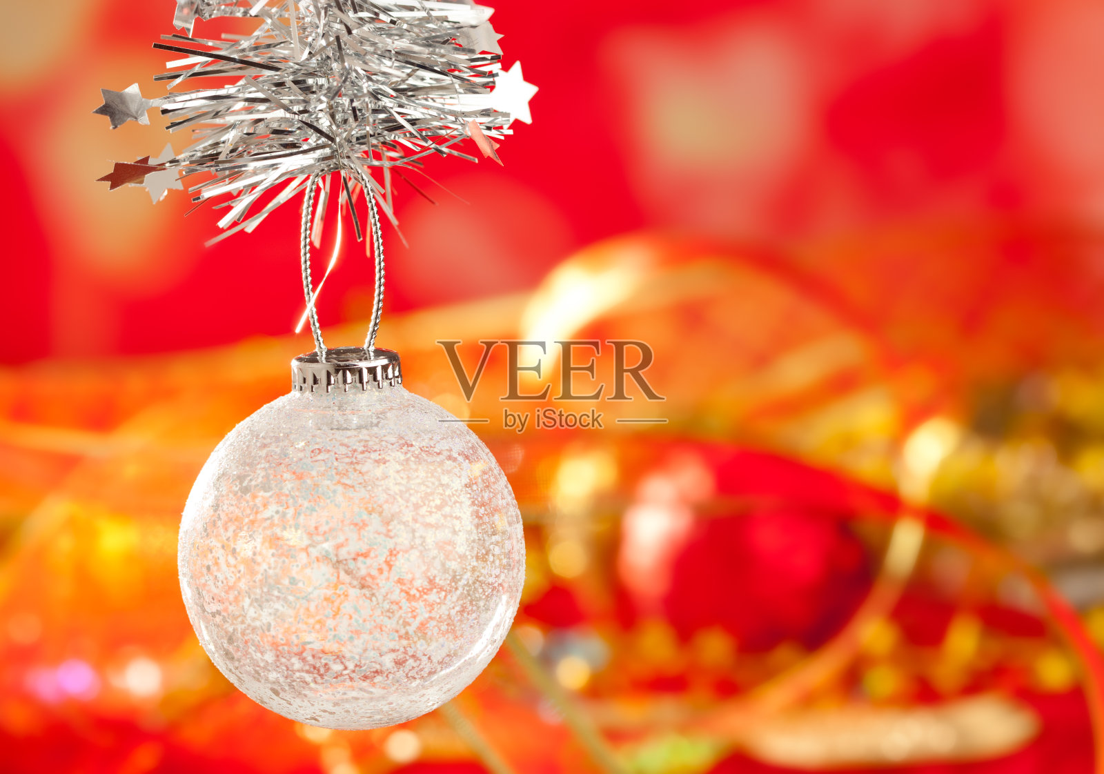 圣诞tinsel雪水晶小饰物上的红色照片摄影图片