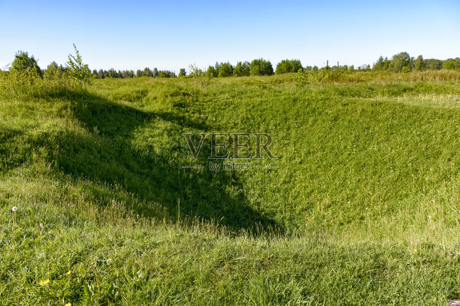 “涅夫斯基·皮塔奇卡号”上杂草丛生的弹坑和炸弹,这是苏联军队从1941年到1943年占领的桥头堡。有纪念碑和万人坑的纪念区。照片摄影图片