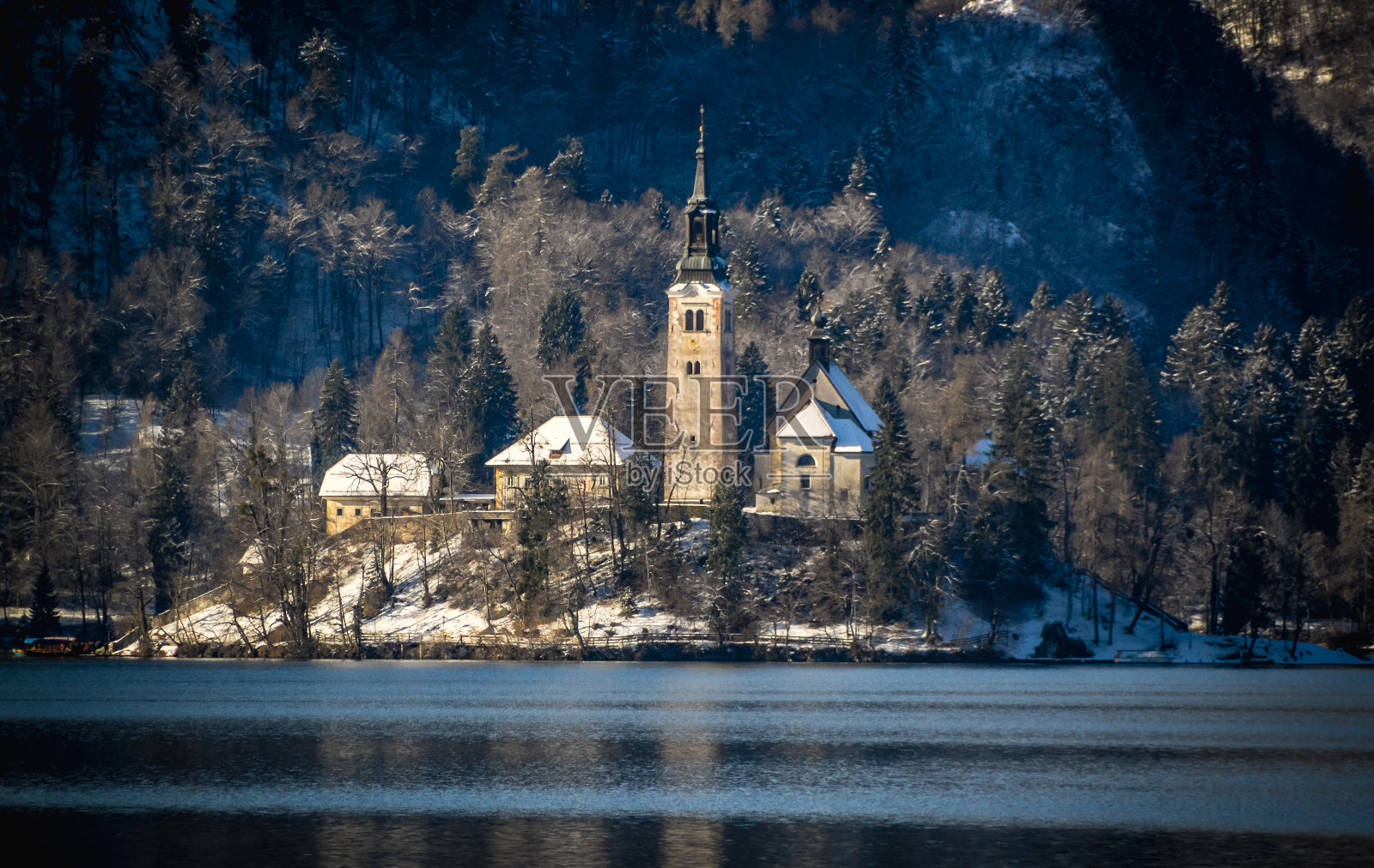 布莱德湖天主教教堂小岛的冬日景观。照片摄影图片