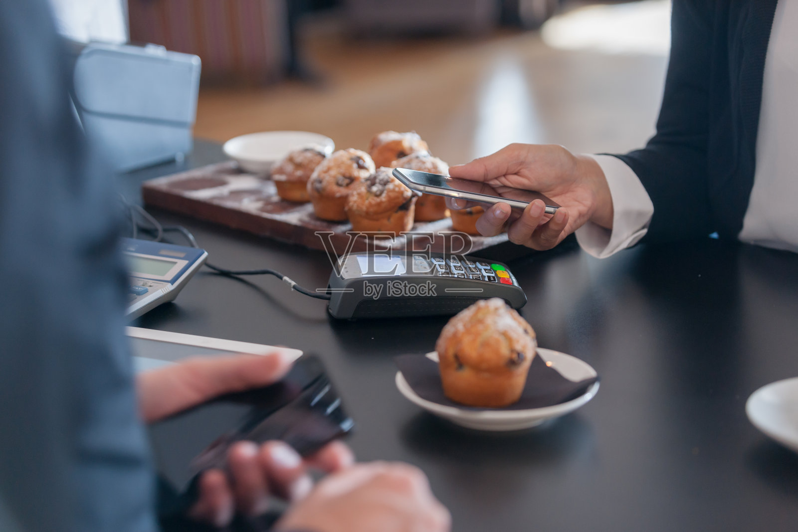 专注于手机少接触信用卡支付照片摄影图片