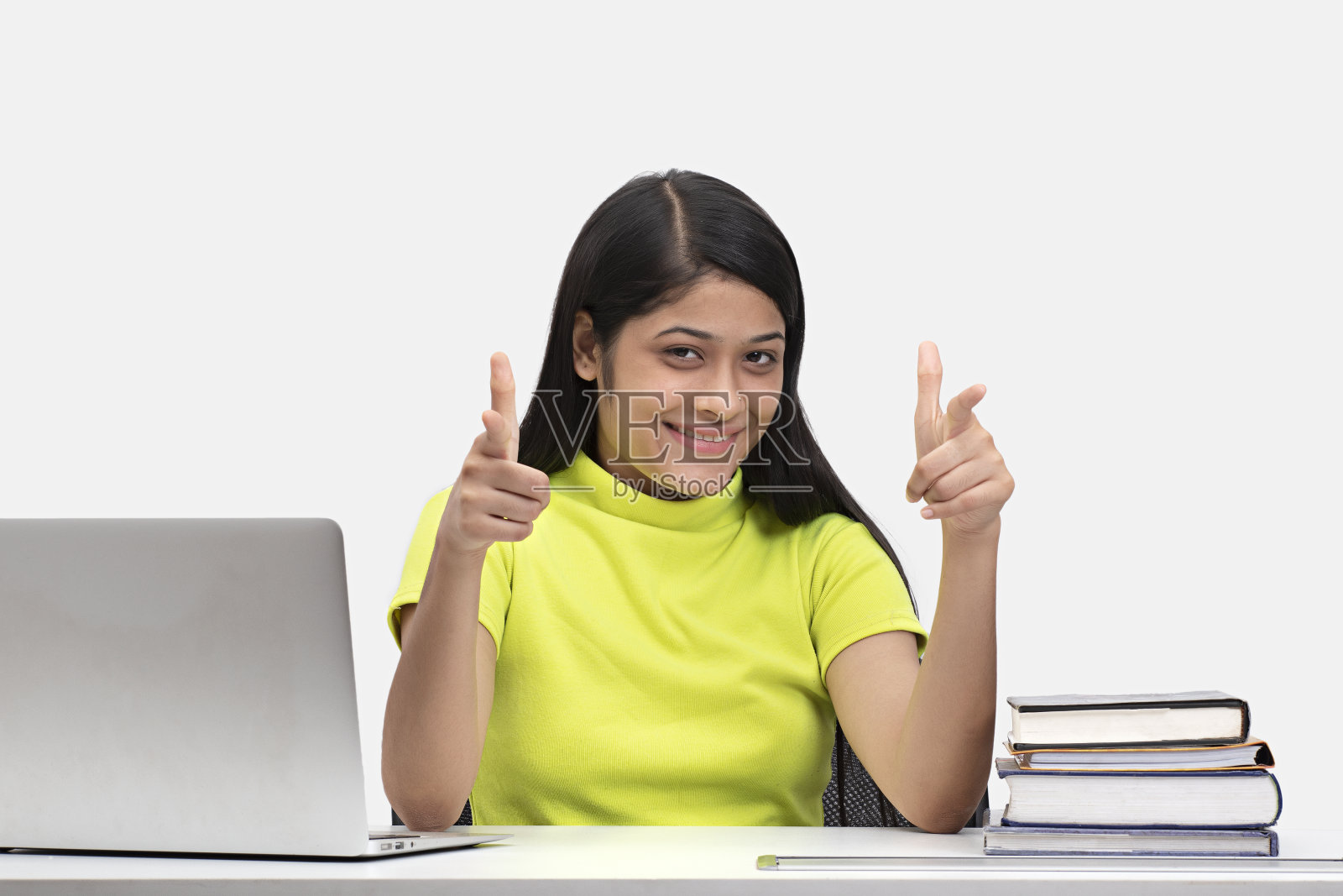 年轻女孩在家学习库存照片照片摄影图片