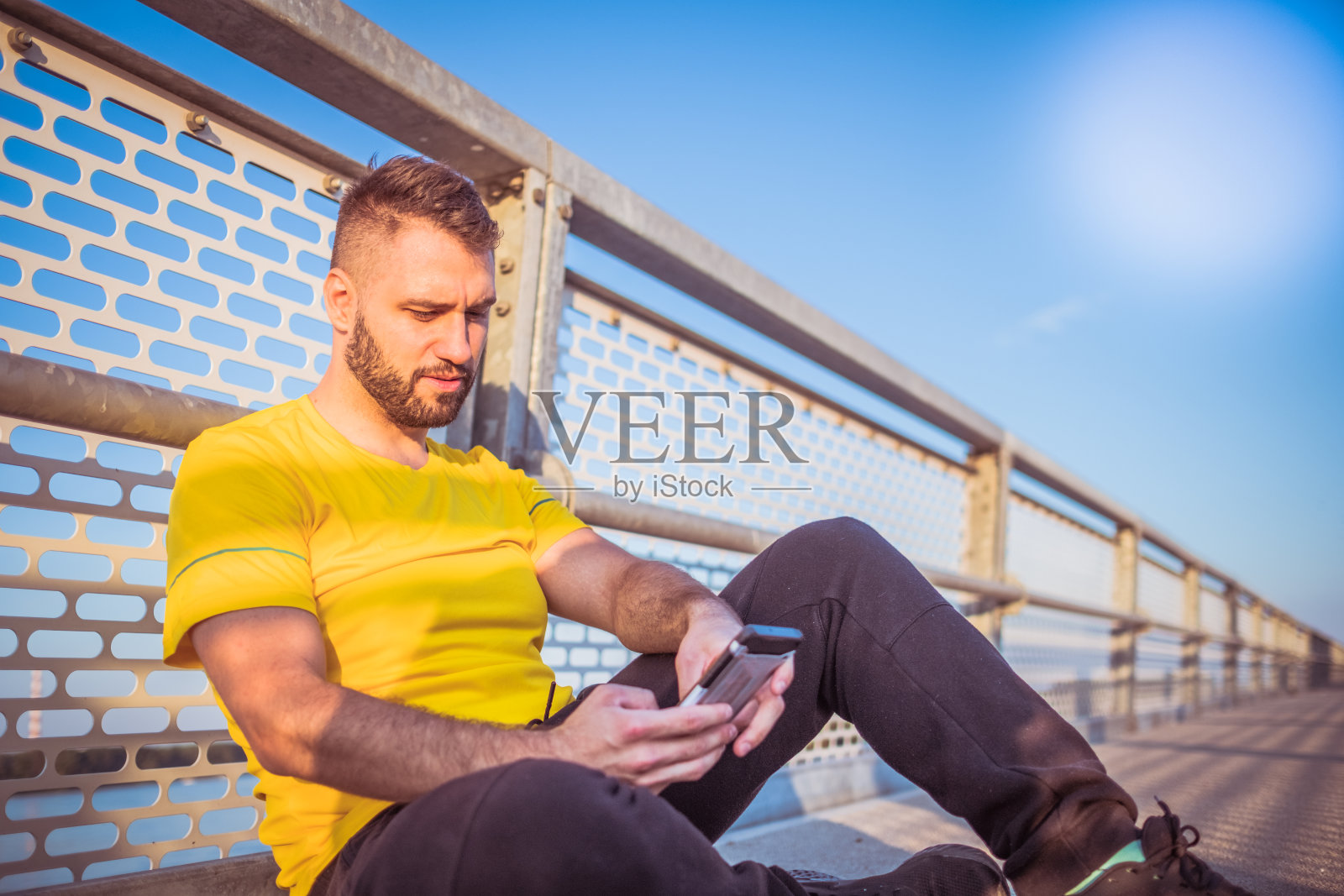 年轻人在训练中休息照片摄影图片