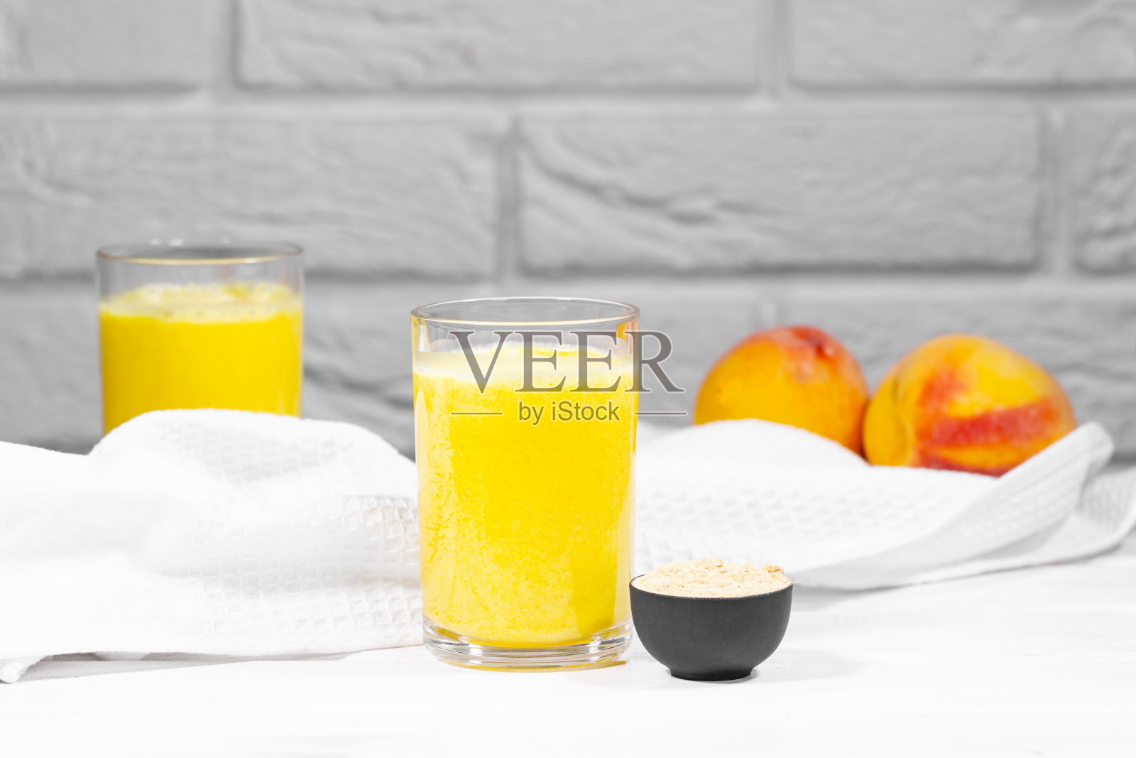 桃子和玛卡冰沙白色砖背景,水平分辨率,复制空间,多汁的时尚食品照片摄影图片