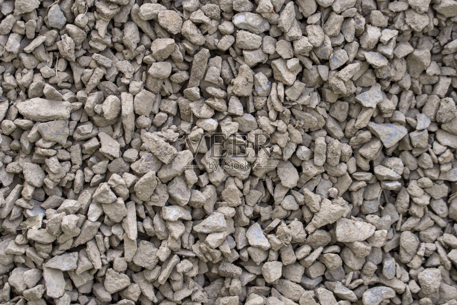 肮脏的碎石的纹理。背景上的小石头上覆盖着泥巴照片摄影图片