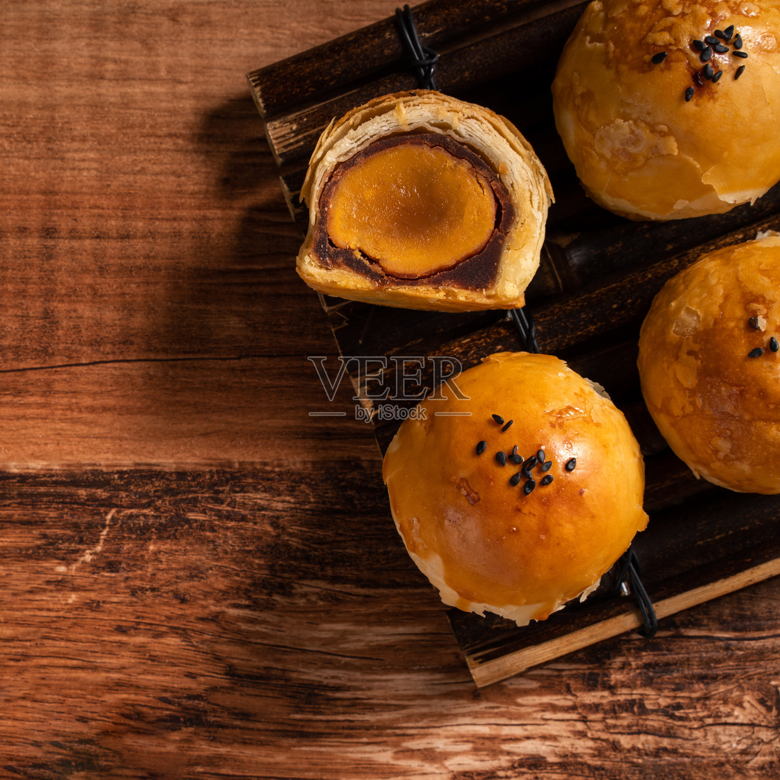 中秋佳节用的蛋黄月饼。照片摄影图片