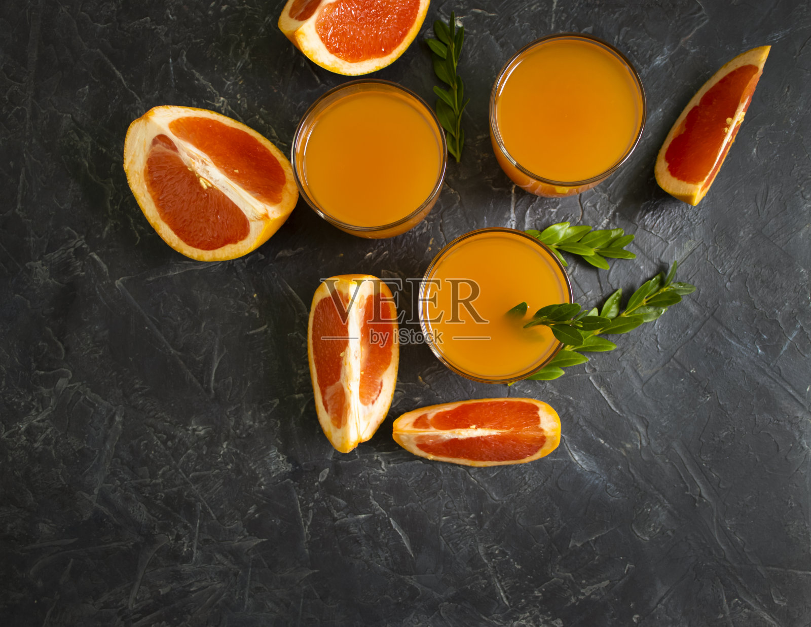 葡萄柚汁和鸡尾酒混在一起照片摄影图片